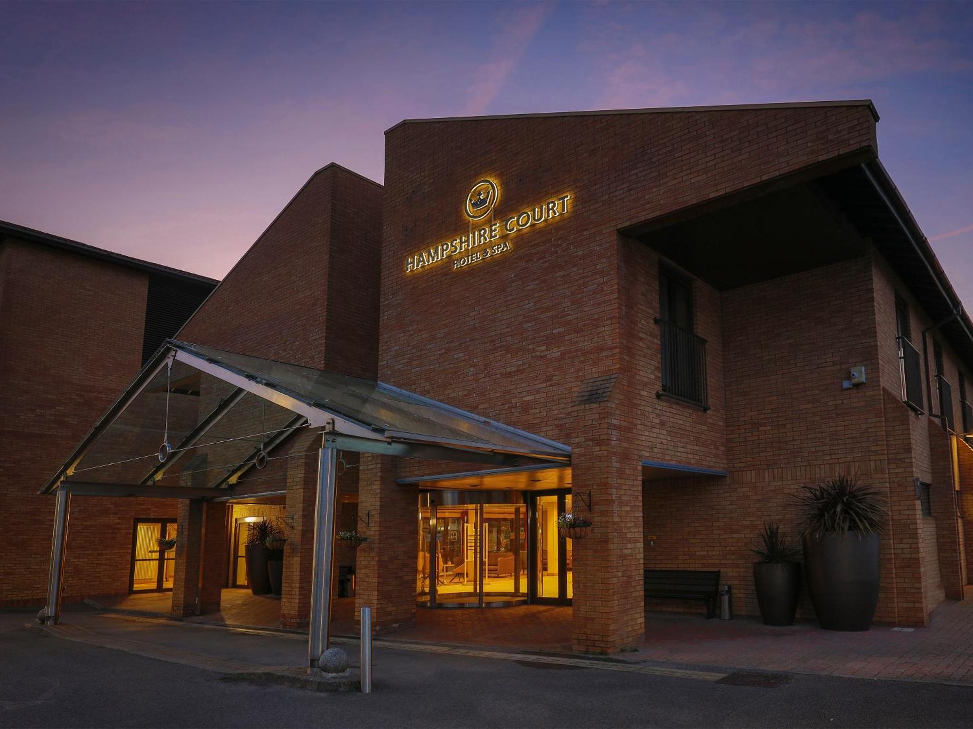 Hampshire Court Hotel & Spa Бэйсингсток Экстерьер фото